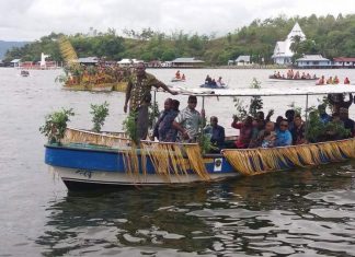 Hadiri Ibadah Syukur Tutup Tahun, Gubernur Disambut Tarian Isosolo