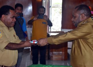 Wakil Bupati Tolikara, Dinus Wanimbo, SH didampingi Sekda Tolikara Drs. Panus kogoya saat menyerahkan DPA kepada Sekretariat Kabupaten Tolikara diwakili Kabag Perlengkapan, Boas Yikwa,SE, di Aula Sidang DPRD Tolikara, Kota Karubaga, Selaaa (6/2/18) kemarin. (foto Tiara/Pasific Pos.