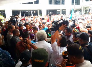 Tuntut Uztad Fadlan Garamatan Diproses, Ratusan Warga di DPRP