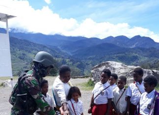 Satgas Yonif RK 751/VJS Berbagi Telur Paskah