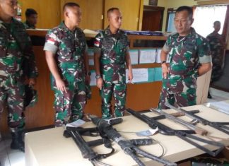 4 Bulan Tugas, Satgas Yonif Raider 501/Kostrad Terima Senjata Api Rakitan dari Masyarakat