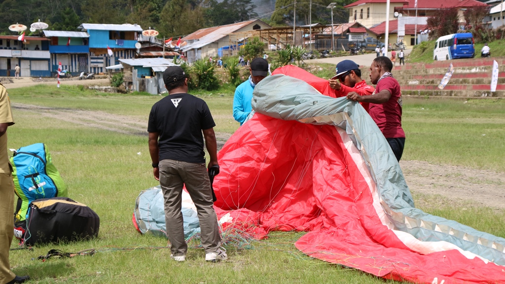 Terbangkan Paralayang Butuh Keberanian
