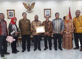 Pemprov Papua Raih Penghargaan Komisi Informasi Pusat