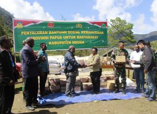 Gubernur Papua Serahkan Bantuan untuk Warga Nduga