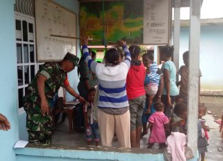 Babinsa Koramil Yapsel Bantu Petugas Posyandu Beri Vaksin Polio