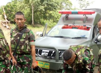 Warga Terluka di Jalan, Satgas Yonif 725/Woroagi Spontan Beri Pengobatan