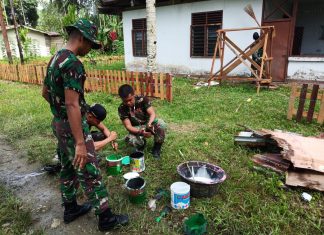 Satgas Yonif 725/WRG Rehap Posyandu Kampung Workwana