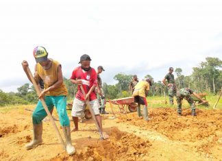Satgas Yonif 725/WRG Bersama Warga Bangun Balai Kampung