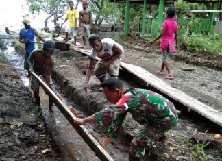 Jaga Kebersamaan, Babinsa Yaptim Bersama Warga Buat Saluran Drainase