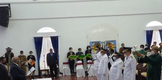 Wakil Gubernur Papua, Klemen Tinal, SE, MM saat melantik Bupati dan Wakil Bupati Waropen, Bupati Nduga dan Bupati Boven Digoel di Gedung Negara, Senin (15/3).