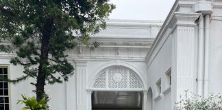 Gubernur Papua, Lukas Enembe, SIP, MH bersama Ketua Harian PB PON, DR. Yunus Wonda, SH, MH dan Kepala Disorda Papua, Alex Kapisa usia mengikuti Rapat Terbatas (Ratas) di Istana Merdeka, Senin (15/3)