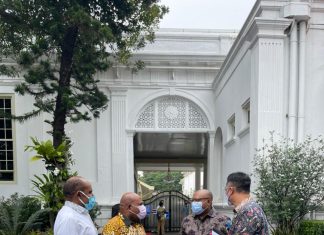 Gubernur Papua, Lukas Enembe, SIP, MH bersama Ketua Harian PB PON, DR. Yunus Wonda, SH, MH dan Kepala Disorda Papua, Alex Kapisa usia mengikuti Rapat Terbatas (Ratas) di Istana Merdeka, Senin (15/3)