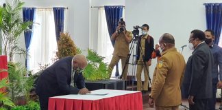 Wakil Gubernur Papua, Klemen Tinal, SE, MM saat menandatangani berita acara serahterima jabatan Sekda Papua, Senin (15/3) di Gedung Negara.