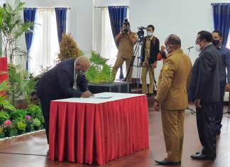 Wakil Gubernur Papua, Klemen Tinal, SE, MM saat menandatangani berita acara serahterima jabatan Sekda Papua, Senin (15/3) di Gedung Negara.