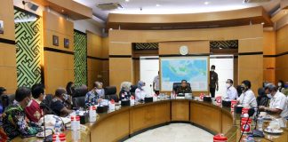 Suasana pertemuan antara rombongan Ketua Harian PB PON XX Papua dengan Menkopolhukam di Kantor Kemenpolhukam di Jakarta, Selasa (16/3)