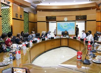 Suasana pertemuan antara rombongan Ketua Harian PB PON XX Papua dengan Menkopolhukam di Kantor Kemenpolhukam di Jakarta, Selasa (16/3)