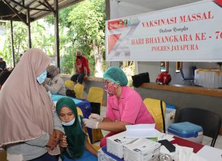 Jelang HUT Bhayangkara ke-76, Polres Jayapura Gelar Vaksinasi dan Pengobatan Gratis